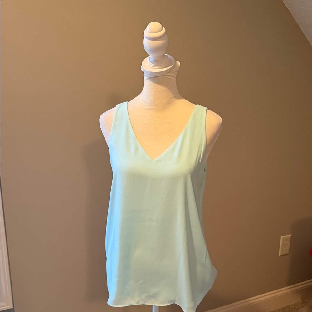Lilly Pulitzer- sleeveless v neck top- like new! Lined